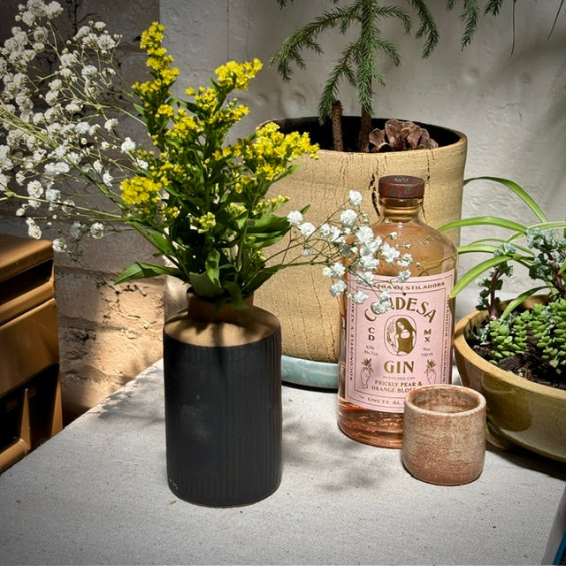 FLOWER VASE - BLACK RIBBED