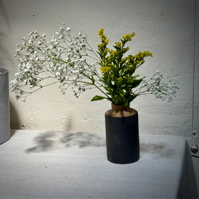 FLOWER VASE - BLACK RIBBED