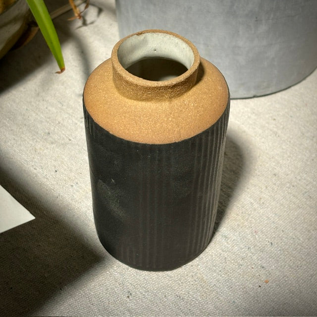 FLOWER VASE - BLACK RIBBED