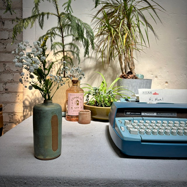 FLOWER VASE - GREEN W/ RAW ELLIPSE