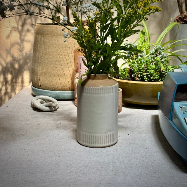 FLOWER VASE - WHITE RIBBED